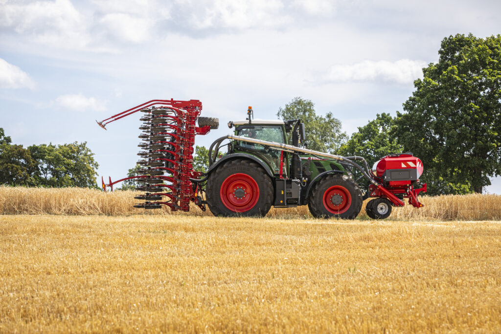 Traktor s neseným secím strojem Horsch Avatar SL představuje na poli obratnou soupravu, na silnici jsou pak díky celkové šířce do tří metrů možné bezproblémové přejezdy.