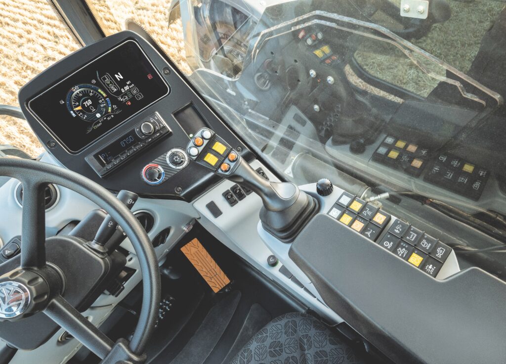 Nový joystick teleskopických manipulátorů New Holland je namontován na přední straně loketní opěrky a integruje ovládání třetí hydraulické funkce, vypnutí spojky motoru a ovládání teleskopického ramene.