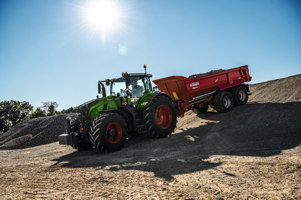 Ve stavebnictví se traktory Fendt Vario 700 Gen 7 vhodně využijí v dopravě s návěsy.