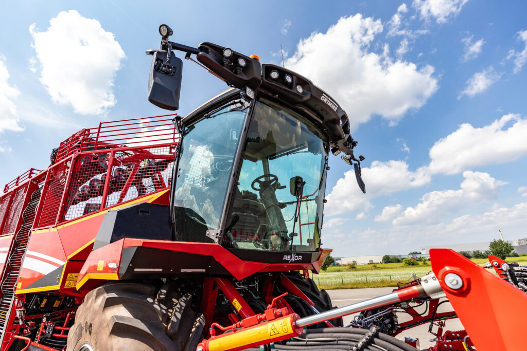 Grimme Rexor 6300 je osazen novou kabinou X 11 a nabízí vysoce moderní pracoviště. 