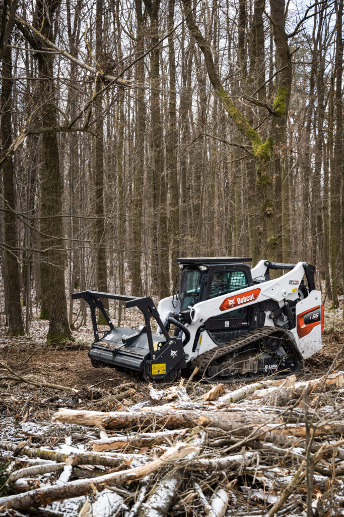 Dobrým příkladem přizpůsobení stroje a příslušenství nakladačů Bobcat je kombinace nové lesní frézy FRC 200XT a nejvyšších modelů z řad nakladačů S86 a T86. 