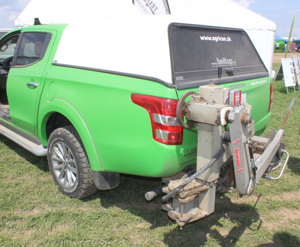 Fotografie zařízení umožňujícího automatizovaný odběr půdních vzorků, namontovaného na terénním automobilu