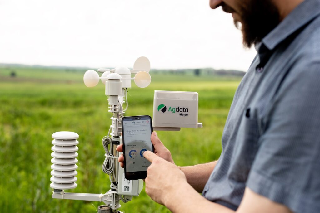 K moderním technologiím, které pomáhají zemědělcům optimalizovat náklady a zvýšit výnosy, patří i polní meteostanice. Na obrázku zařízení značky Agdata.