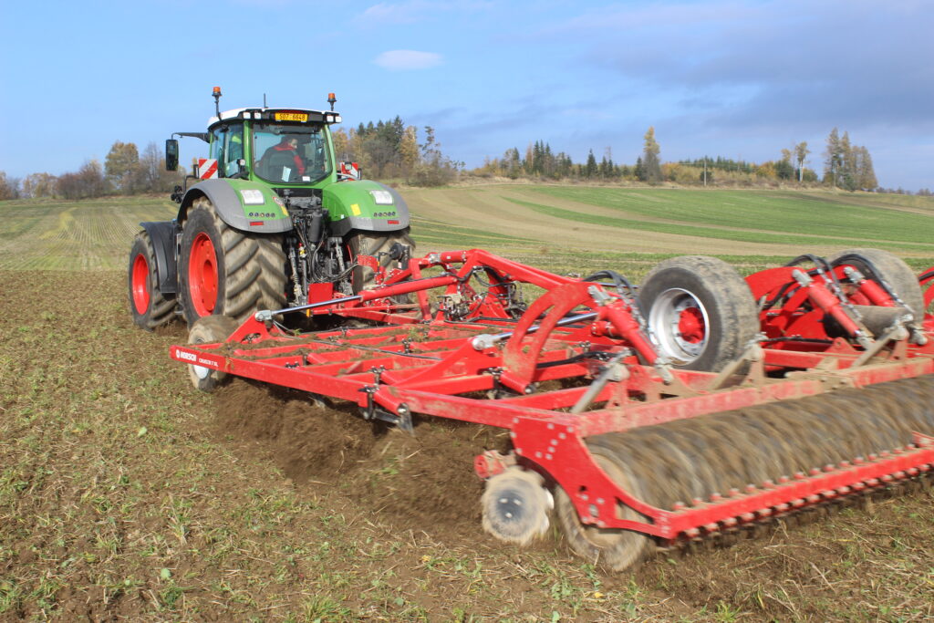 Spolu s traktorem Fendt 1050 Vario předvedl kypřič Horsch Cruiser 7 XL zpracování půdy spojené s kypřením a intenzivním mísením.