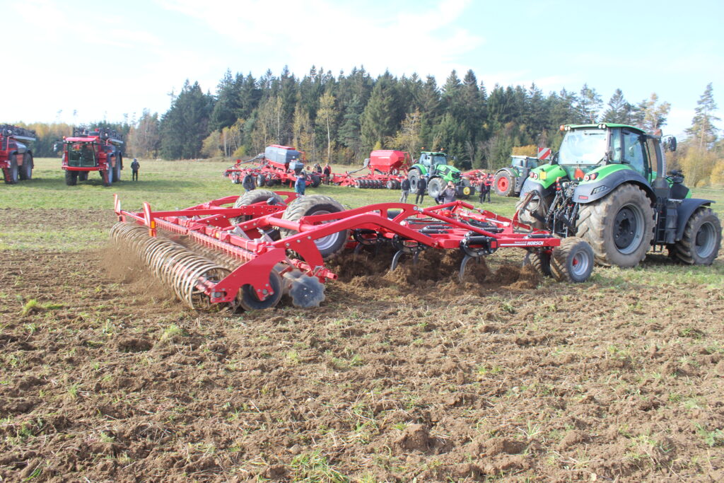 Horsch Terrano 6.4GX při zpracování půdy - kvalitní mísení s organickou hmotou a nakypření půdy.