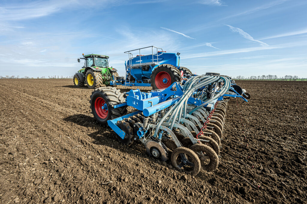 Nový Lemken Solitair ST umí provádět více pracovních operací při jednom přejezdu a do půdy aplikovat rozličné komponenty.