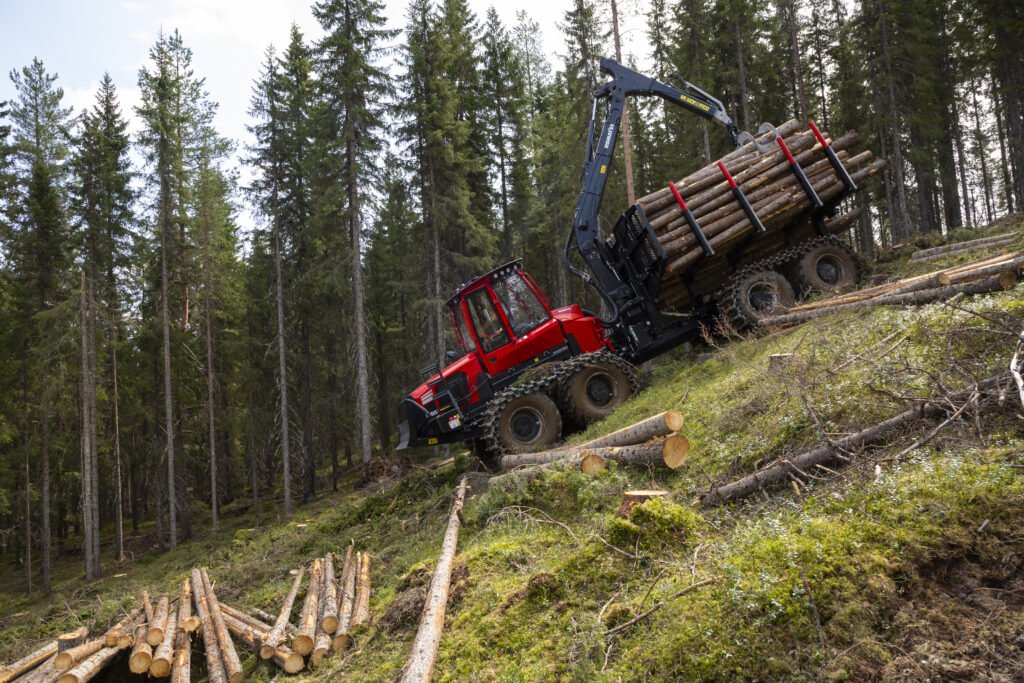 Nový nákladový prostor inovované vyvážecí soupravy Komatsu 895 se skládá z robustní, teleskopické mříže a nových, odolných klanic s funkcí teleskopického rozšiřování. 