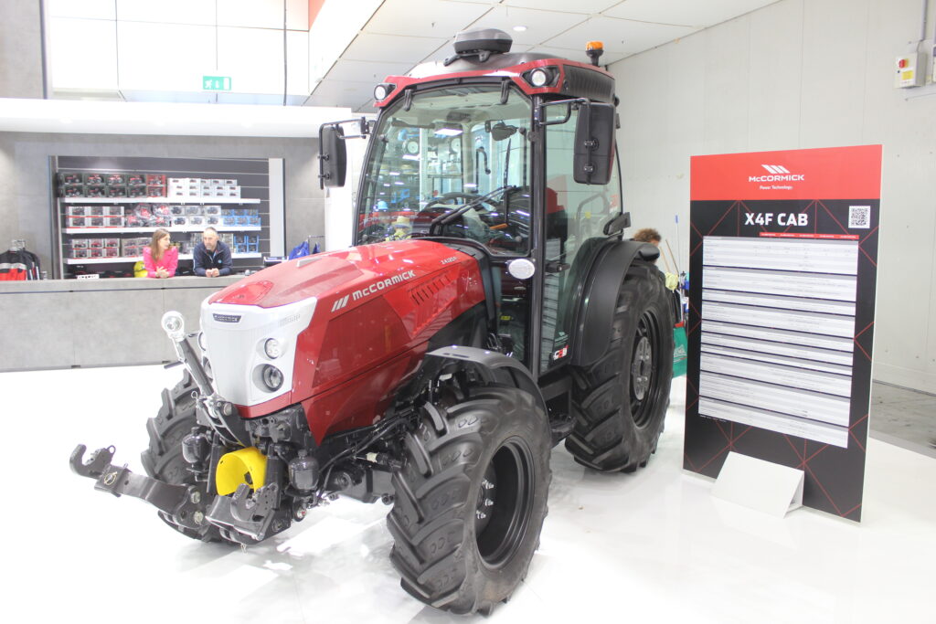 Traktor McCormick řady X4 se na veletrhu EIMA 2022 představil s novou X4 kabinou.