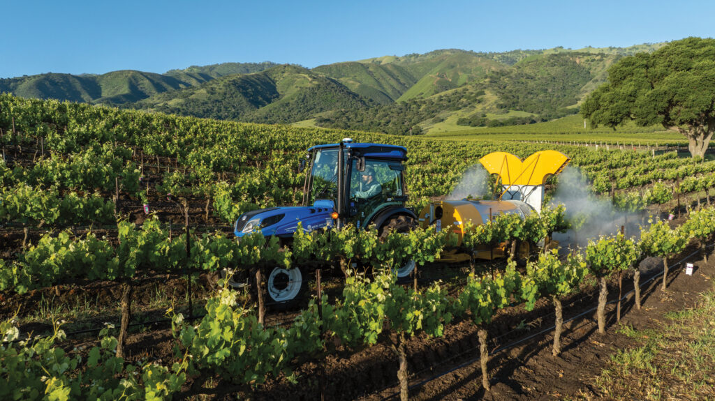 Přesný rosič pro speciální traktor New Holland T4.120F umožňuje pěstitelům snížit vstupní náklady na ochranu rostlin až o 10 % automatickým řízením rychlosti a vypínáním sekcí.