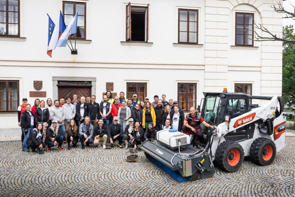 Zaměstnanci Doosan Bobcat pomáhali rozvíjet biodiverzitu v areálu v Dobříši.