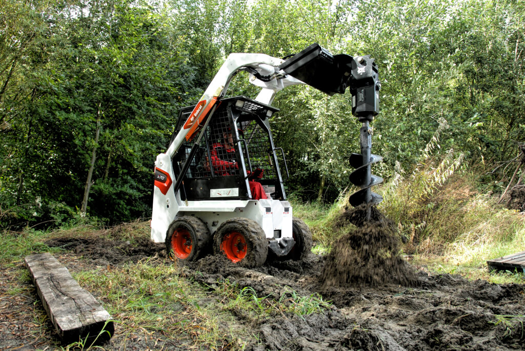 K příslušenství pro nakladače Bobcat patří také půdní vrtáky v různém provedení.