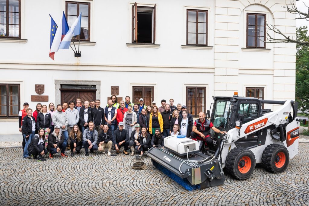 Dobrovolníci z Doosan Bobcat udělali v Dobříši spoustu dobré práce