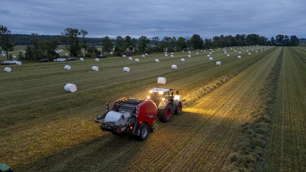 Nový světový rekord patří kombinovanému lisu s baličkou Kverneland FastBale Premium