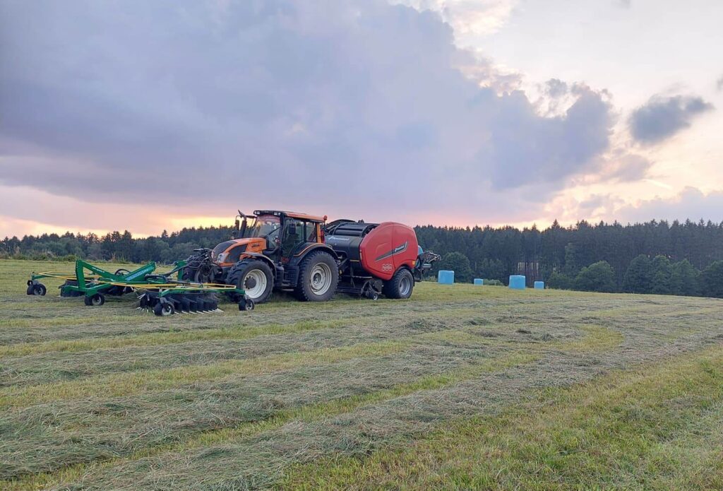 Traktor Valtra se shrnovačem Agronic a lisem Kverneland FastBale