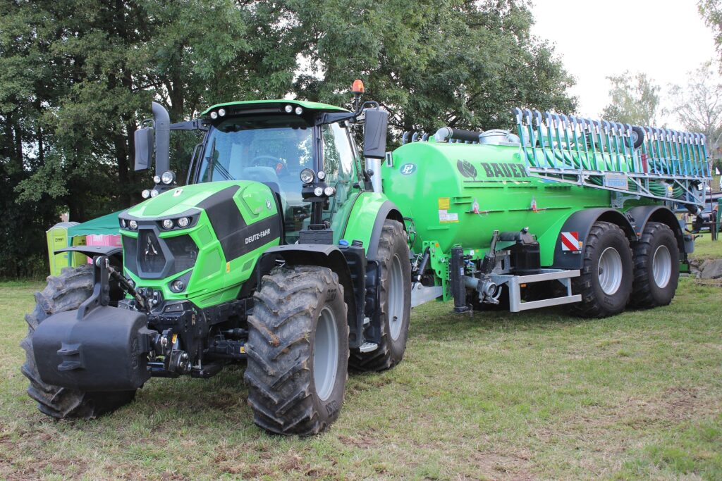 Traktor Deutz Fahr 6160 s aplikační cisternou Bauer Aetos 155MID