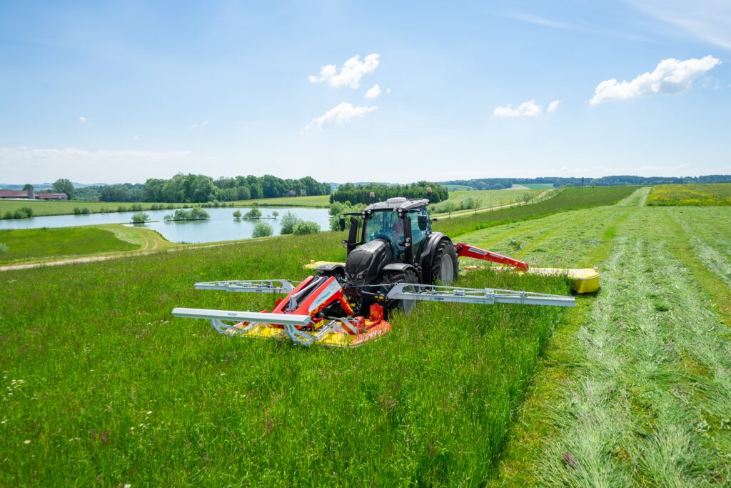 Přibližně dvě třetiny celkových tržeb tvoří prodej techniky na sklizeň pícnin