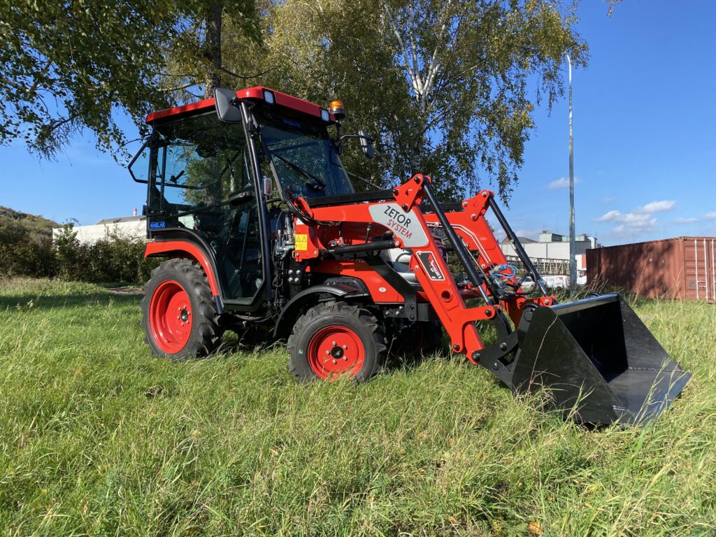 Zetor Compax CL s kabinou může být osazen čelním nakladačem