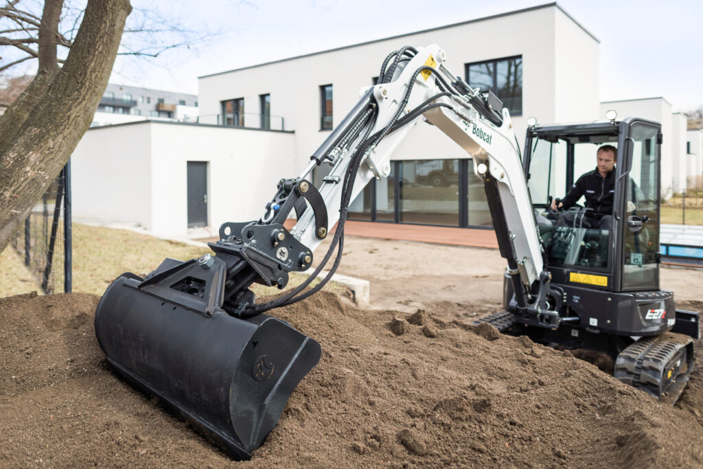 Systém Machine IQ je u řady strojů instalován přímo ve výrobě. Navíc jej lze snadno nainstalovat na kompatibilní stroje značky Bobcat také v terénu. 