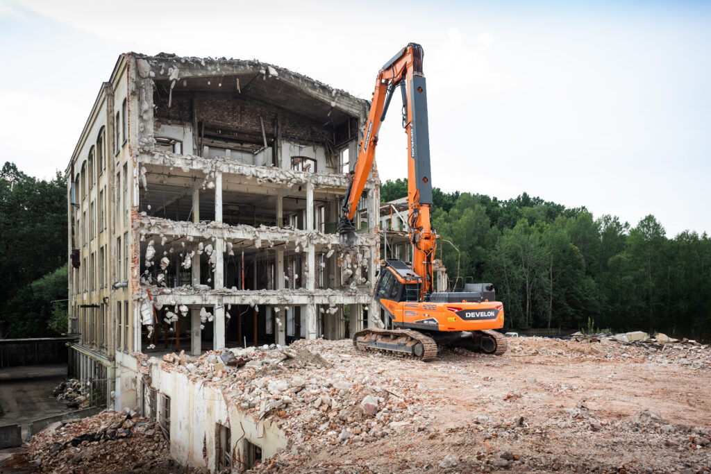 "Speciální demoliční úprava strojů Develon se nám však osvědčuje i při technologicky náročnějších zakázkách, například při demolicích průmyslových objektů a výrobních celků, kdy samotná konstrukce rypadla a jeho ochranné kryty bezpečně chrání obsluhu stroje,“ dodává Pavel Pátek.