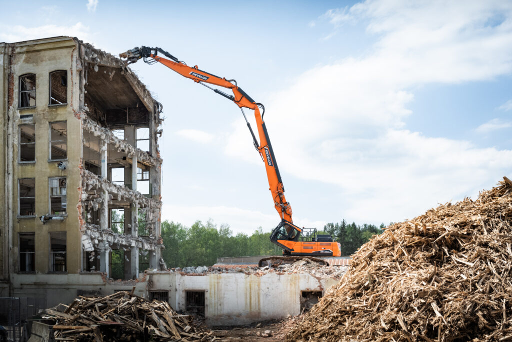 Další důvod k pořízení tohoto rypadla bylo velice pohodlná kabina obsluhy, snadné ovládání a v neposlední řadě dostupnost servisu a jeho odbornost,“ říká František Drešer, jednatel PERENA Liberec s.r.o.