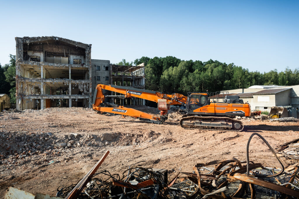 Demolice se strojem Develon DX380DM-7 provádí již několik měsíců firma PERENA Liberec na starém areálu bývalé Tesly.