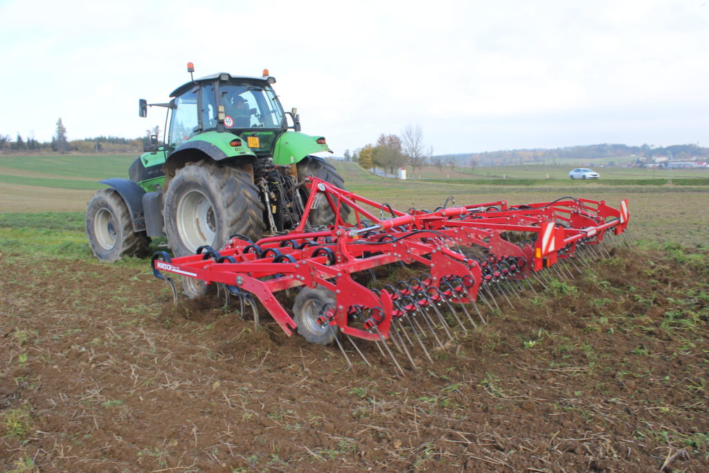 U hydraulicky nastavitelného zavlačovače může obsluha z kabiny regulovat agresivitu práce prstů při odstranění půdy z kořenů plevelných rostlin, ale i při tvorbě vrstvy jemné půdy na povrchu pole.