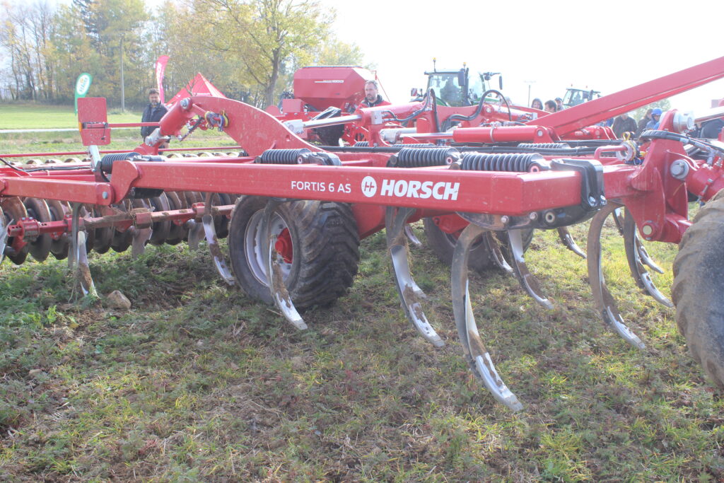 Kypřič Horsch Fortis 6 AS na Polním dnu firmy Stagra byl osazen úzkými radličkami a nastaven pro kypření půdy do hloubky 30 cm.