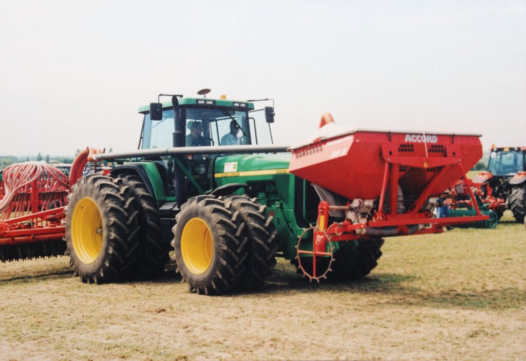 Třetí rok výroby, tj. v roce 1997, přikročil John Deere k inovacím tzv. „nulkové“ řady svých traktorů.