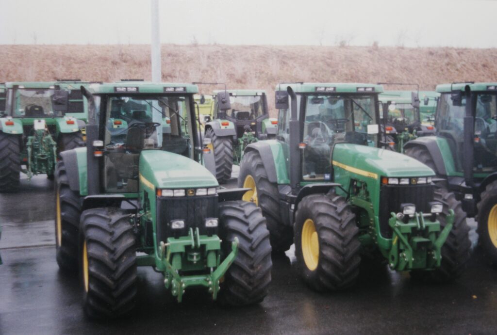 Traktory John Deere řady 8000 (i 8010) mohly být na přání vybaveny nejen předním tříbodovým závěsem, ale také předním vývodovým hřídelem