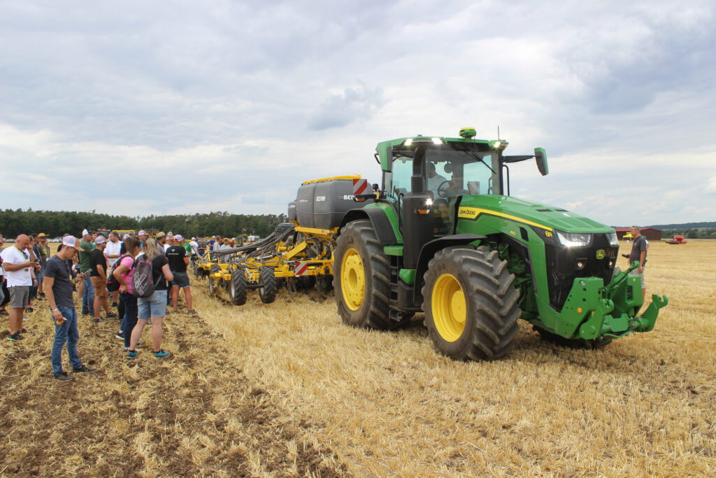 V současnosti vyráběná řada traktorů John Deere 8R je hrdým nástupcem těchto průkopníků slávy „americké síly“ u nás. 