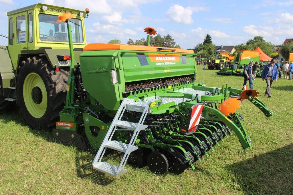 ... anebo pak Super, kdy může mít objem zásobníku až 1730 litrů, elektricky poháněné výsevní ústrojí (na přání z obou stran) a hydraulicky ovládaný přítlak na secí botky.