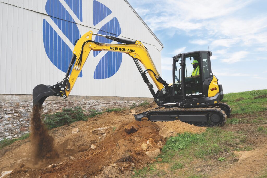 Minirypadlo New Holland E90D je poháněno čtyřválcovým motorem. Hydraulický systém dodává působivých 159 litrů oleje za minutu.