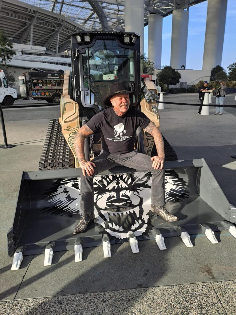 Po svém debutu je tento na zakázku navržený kompaktní pásový nakladač CASE TV450B určen pro použití na ranči frontmana a spoluzakladatele skupiny Metallica Jamese Hetfielda. 