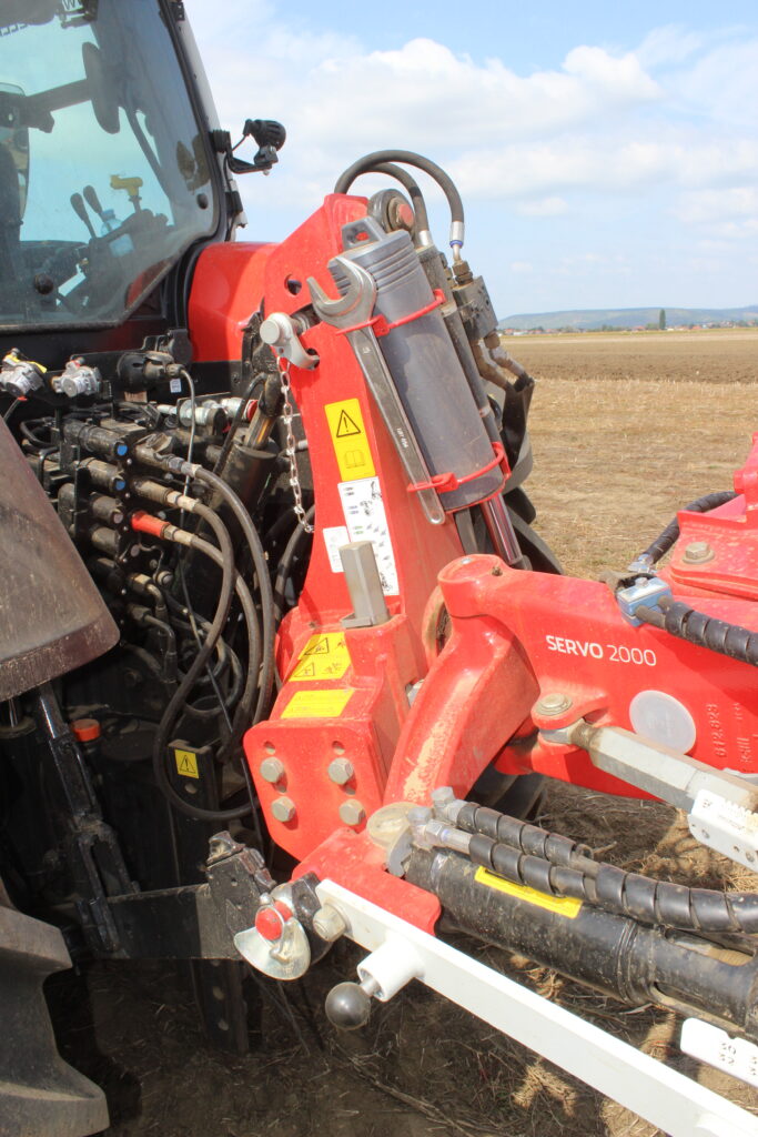 Systém disponuje dvojčinným otočným válcem s hydraulickým blokem s uzávěrem, hadicové vedení není během orby pod tlakem.