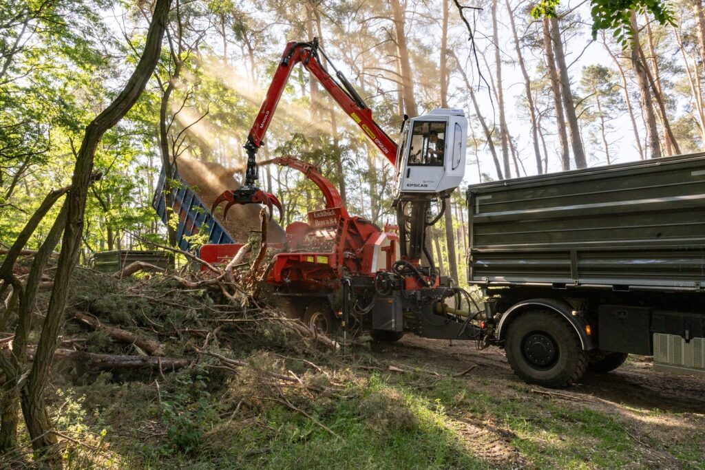 K plnění štěpkovače Biber 84 materiálem slouží hydraulická ruka Palfinger. Kabina Palfinger dovoluje pracovat i za špatného počasí