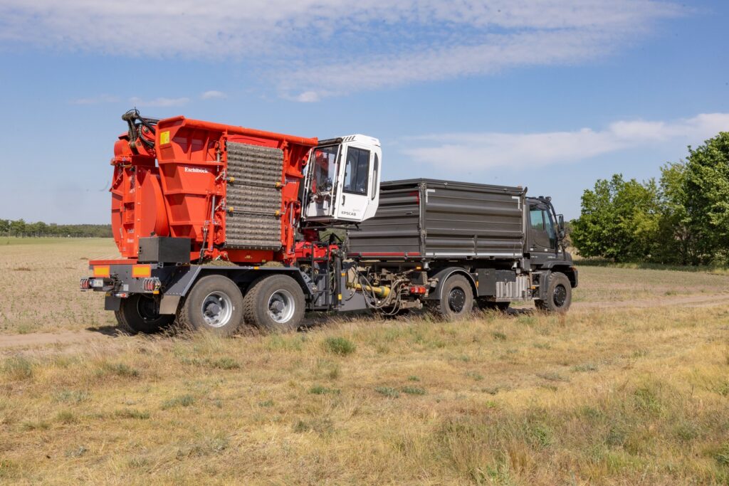 Štěpkovač Biber 84 i s hydraulickou rukou a kabinou Palfinger lze bez problémů přesunovat po silnicích, celková šířka v transportní poloze nepřekračuje tři metry.