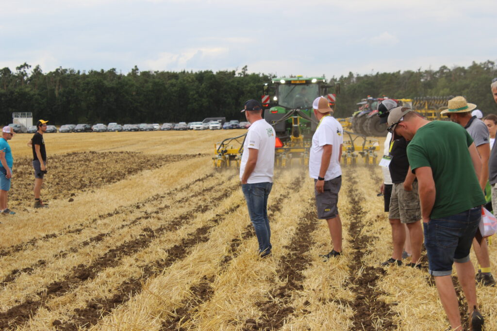 K výhodám technologie Strip-till patří lepší hospodaření s vláhou oproti celoplošnému zpracování půdy a účinná ochrana půdy proti půdní a větrné erozi. Český výrobce zemědělské techniky BEDNAR vyrábí kypřič BEDNAR Strip-Master EN. 