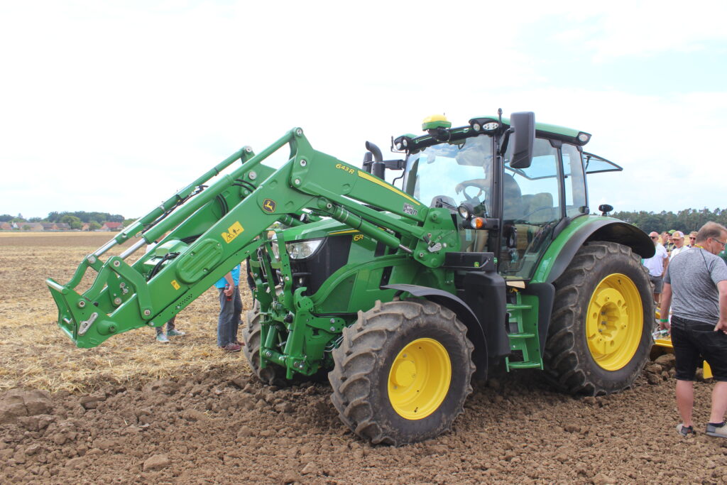 Řada R čelních nakladačů John Deere je ještě robustnější, takže dobře zastane i nakládku například zeminy či manipulaci se dřevem. 