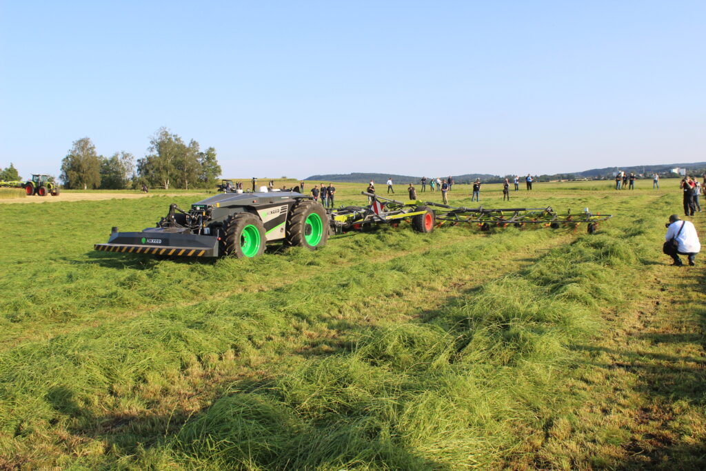 Během tiskových dnů 2024 v Německu představily společnosti Claas a AgXeed další možný příklad využití autonomního robota AgBot 2.055 W4 - nasazení při rozhozu posečené píce s vysoce výkonným obracečem Volto 1300 T.