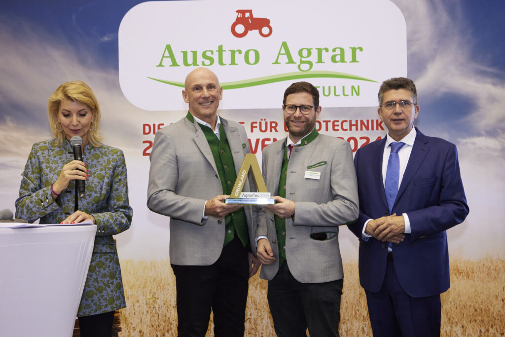 Cenu si převzali v rámci veletrhu Austro Agrar ve městě Tulln v Rakousku dva zástupci výrobce (zleva): Gregor Dietachmayr (mluvčí vedení společnosti) und Stefan Pröll (vedoucí marketingu pro Rakousko a Německo).