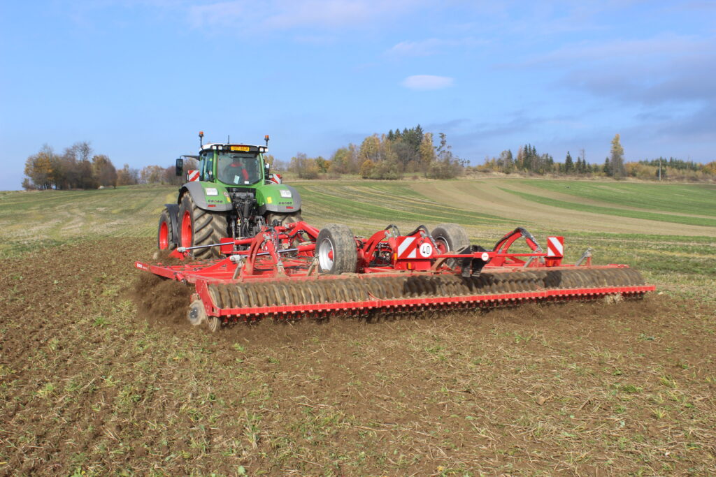 Účinný rovnací efekt na pozemky a produkce jemné půdy předurčují radličkové kypřiče Horsch Cruiser 7 - 9 XL také k přípravě půdy před setím.