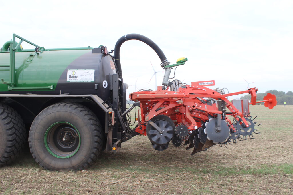  Kypřič Strip Till je opatřen vlastním přijímačem signálu.