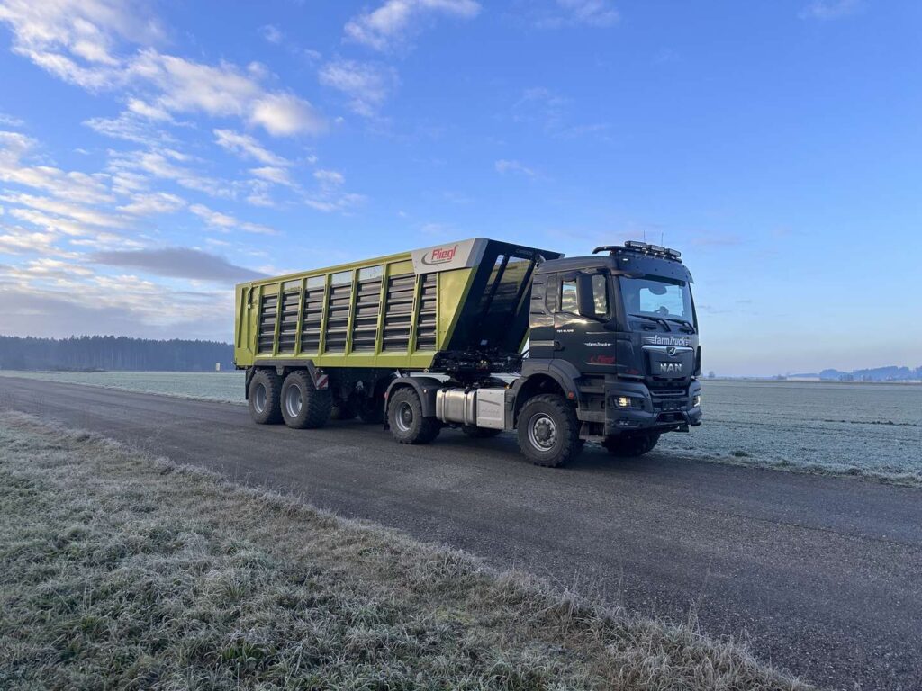 Cargos 8000 byl vyvíjený speciálně do agregace s tahači Farmtruck a díky svým přednostem skvěle zapadá do systémů dopravy v moderním zemědělství.