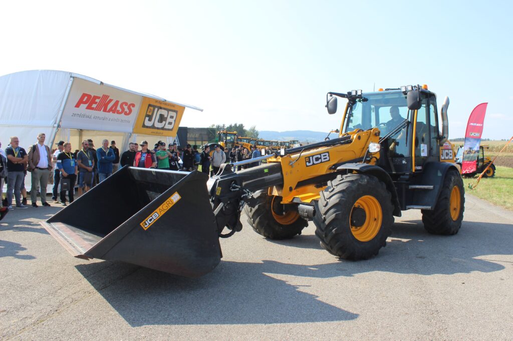 Telemaster TM 320S s teleskopickým výložníkem, výškou zdvihu 5,2 m a nosností 3,2 t