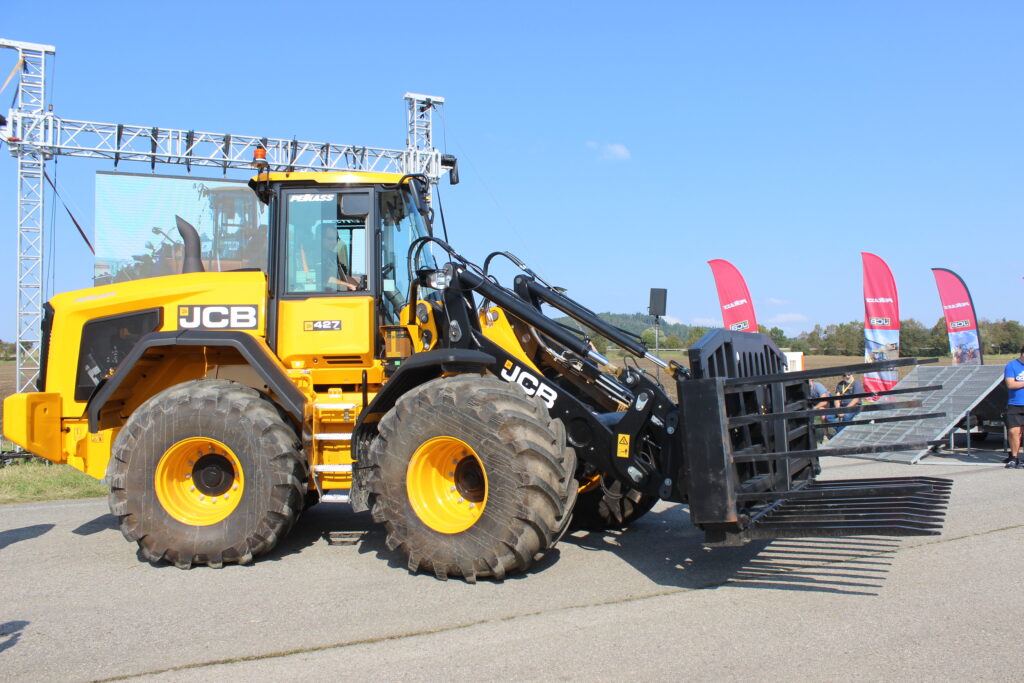 Nejprodávanější zemědělský kolový nakladač v České republice i v Evropě, model JCB 427 HT AGRI