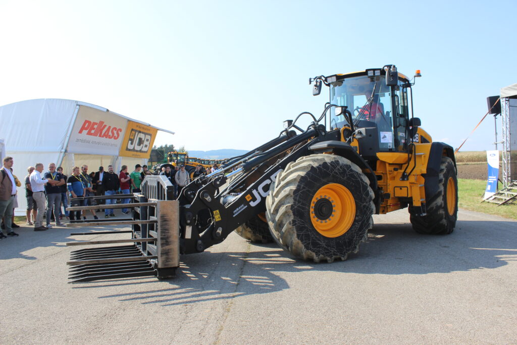 Největší zemědělský kolový nakladač na trhu, téměř dvacetitunový model JCB 457S