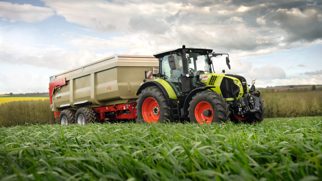 Claas Arion 570 CMatic s dvounápravovým návěsem