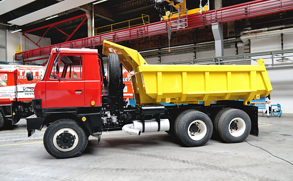 Tatra T815 S1 s nástavbou pro přepravu materiálu s větší objemovou hmotností