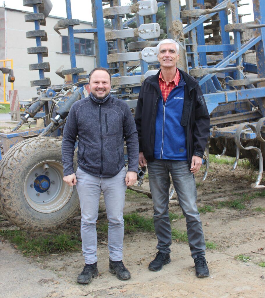 Vedoucí závodu rostlinné výroby Ing. Václav Keprt (vlevo) s Ing. Petrem Táborským ze šumperské pobočky společnosti P & L, spol. s r. o.   