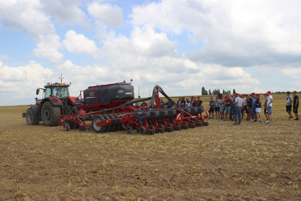 Jednou z možností omezování eroze na pozemcích je zakládání porostů v technologiích pásového zpracování půdy Strip Till.